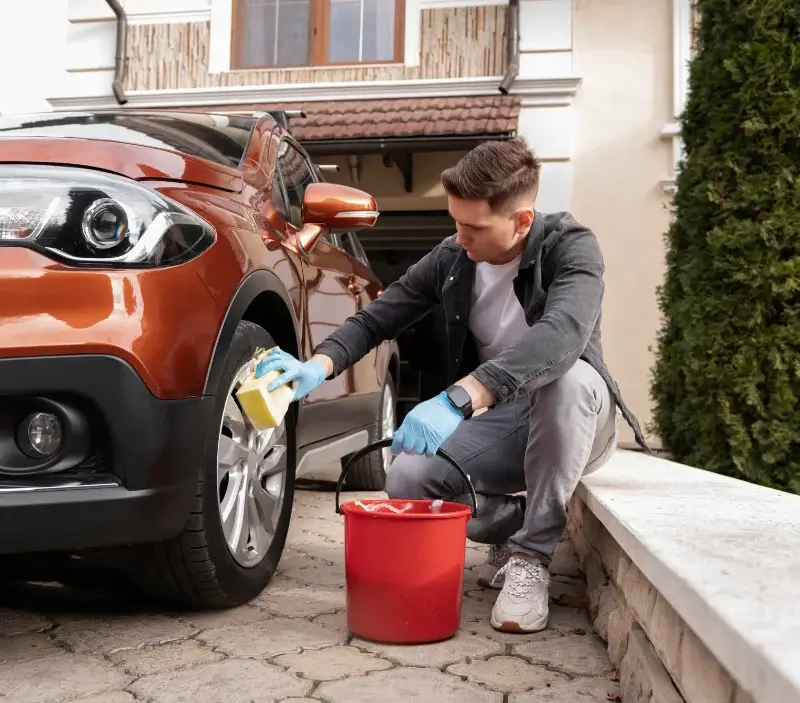 Lavage auto à domicile Sévignacq : professionnel intervenant sur un véhicule